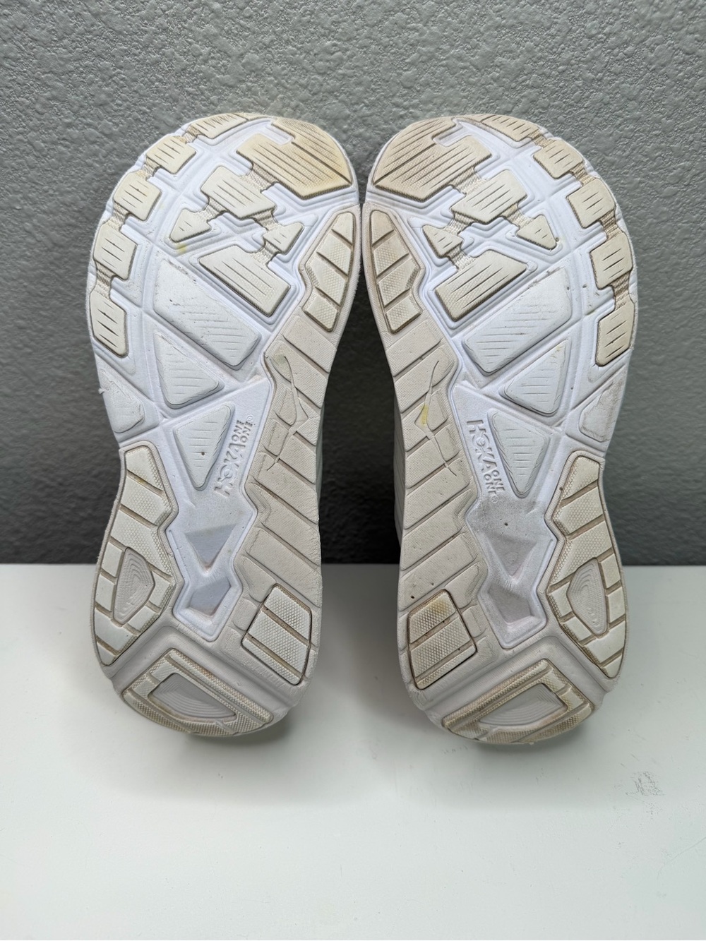 Hoka One One ARAHI 4 Women's White and Light Gray Running Shoes - Picture 10 of 12